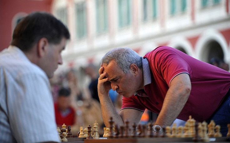Photo by Nikola Vilić CROPIX Legendarni ruski šahist Gari Kasparov večeras je na Prokurativama odigrao šahovsku simultanku s poznatim splićanima.jpg